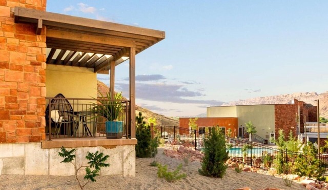 Discover a Hidden Treasure: Free Breakfast, Pool, Hot Tub, Parking!
