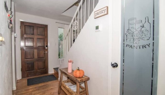 Discover Medford charm near Hospital, park, shopping, recreation 2 bdrm & bath