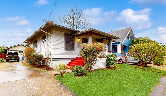 Dog-friendly Beaumont Craftsman with covered porch & yard - walk to bars/dining