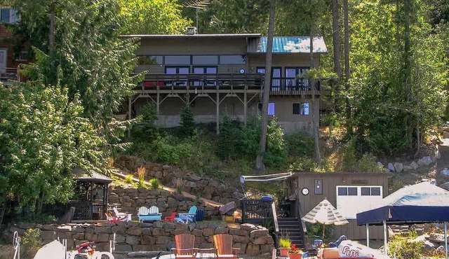 Dog Friendly Cabin on Lake Pend O'reille with Hot Tub and Lakefront Views, Perfect for a Family Retreat on the Lake
