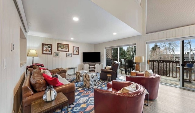 Dog-friendly condo with pool, 3 tennis courts, hot tub, & fireplace