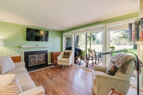 Dog-friendly condo with 6 SHARC passes & great golf course views