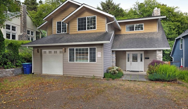 Dog friendly home with enclosed yard game room private hot tub near the beach