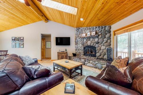 Dog-friendly home with central AC fireplace WiFi washer&dryer