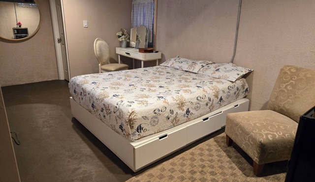 Downstair rm, wit pri-bath room, wifi, 55in.TV microwave, sm-fridge, office desk