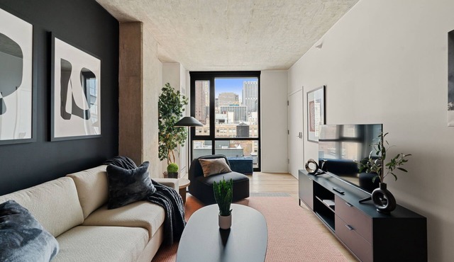 Downtown 3BD 3BA Condo|Parking, Pool, Gym, Rooftop