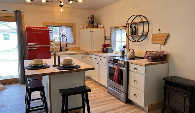 Downtown Bozeman Bungalow, pet friendly with private fenced yard