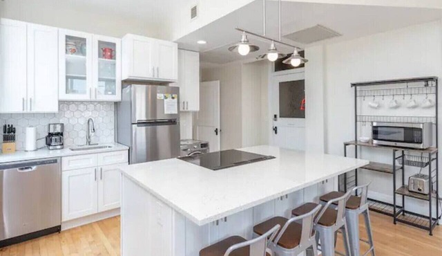 Downtown Digs penthouse with free parking!