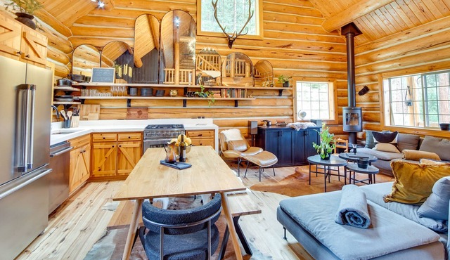 Dreamy Cle Elum Cabin: Hot Tub, Riverfront, Views!