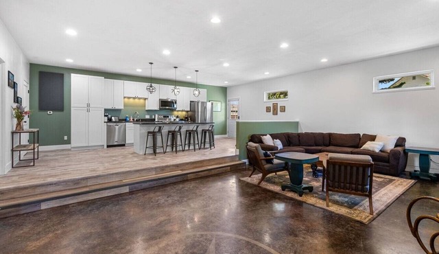 Duplex with ample living space minutes from Chico and Old Saloon