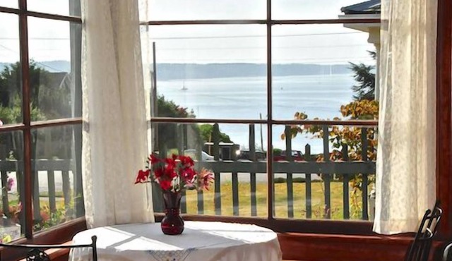 DYNAMITE WATER VIEW. WATCH BOATS & FERRY SAIL-BY. 4 MINUTE WALK TO DOWNTOWN