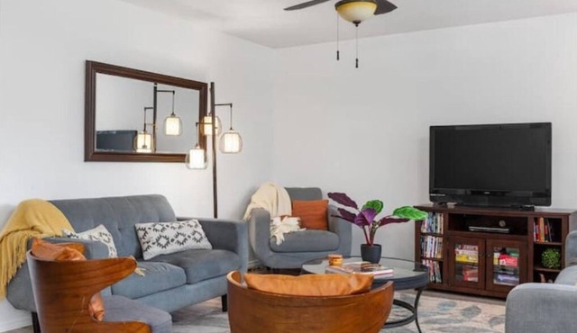 Eagle Charmer Pet friendly near downtown/riverwalk