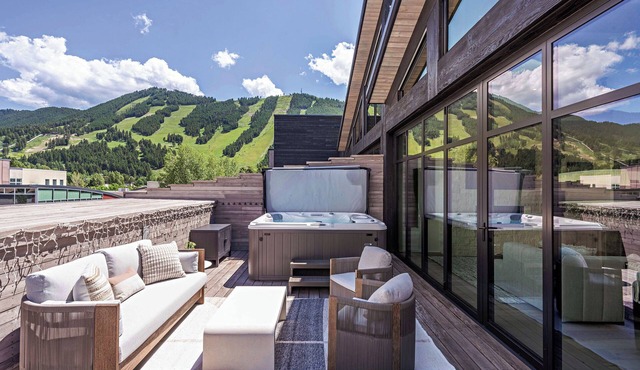 Eagle’s Perch - Top Floor 3 BR Luxury Residence