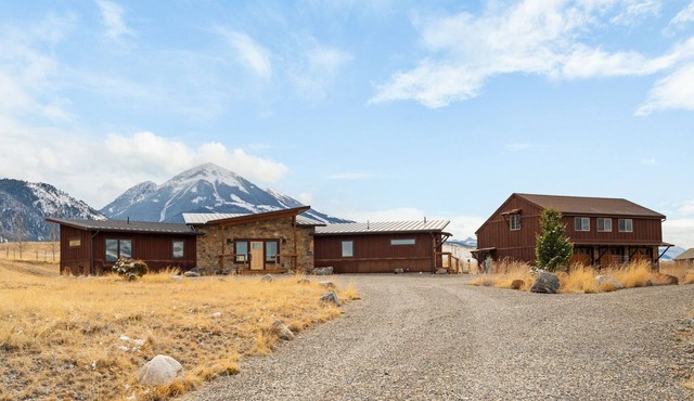 Eagles Wings is a gorgeous 3-bedroom property with incredible mountain views!
