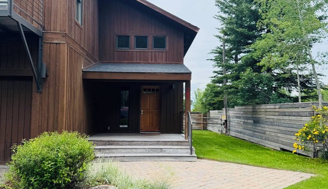 East Jackson Living with Outdoor Space and Easy Access to Cache Creek Trails!