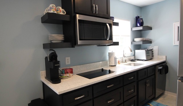 Easy walk to downtown restaurants and half a mile to the beach!