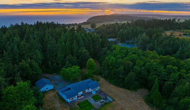 Edgefield Farmhouse by AvantStay