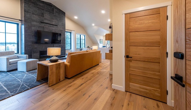 Elevated Condo in The Village|Top Floor|Balcony