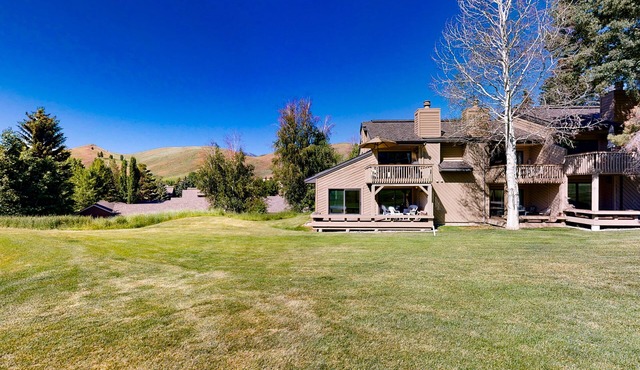 Elk Horn home with golf course views, private hot tub, & shared pool - dogs ok