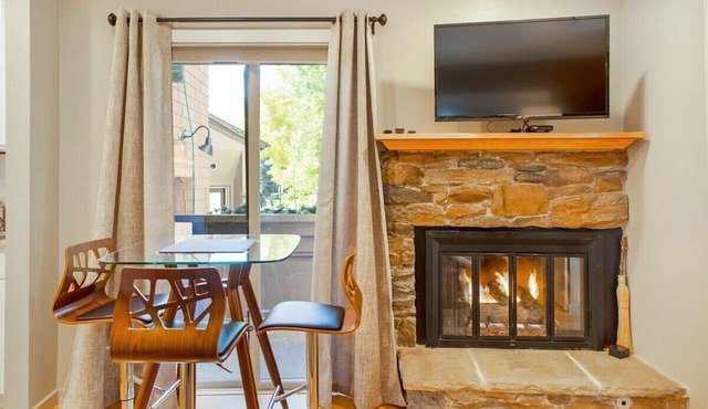Elkhorn Condo Walk to Dollar!