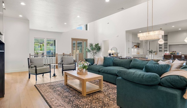 Emerald Estate (Sleeps 38)