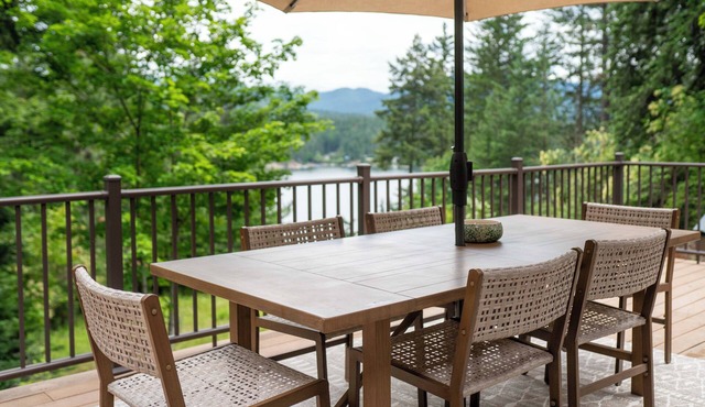 Enchanting lake view 3-bedroom house in the woods in Hayden Lake, hot tub, A/C
