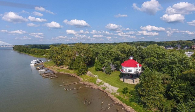 Enchanting Riverfront Nest! Beautiful 3-Bedroom Lighthouse with Panoramic Views!