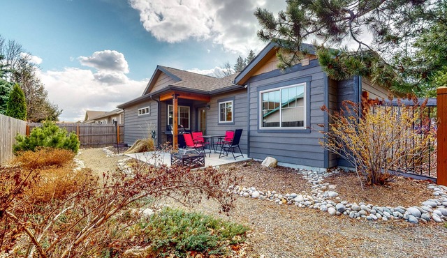 Enclosed Yard, Firepit, Grill - Downtown Sandpoint