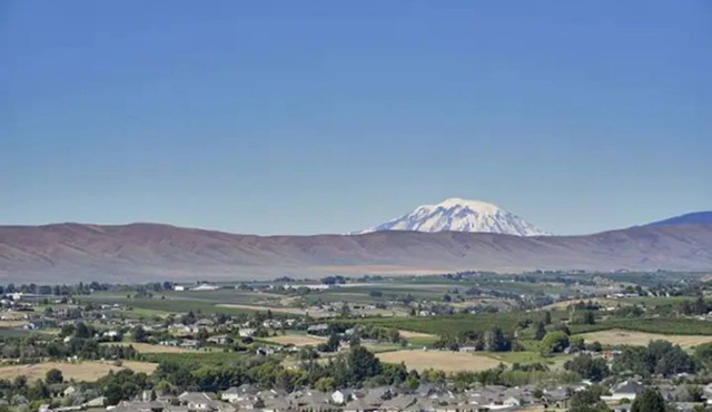 Englewood Crest Nest. Amazing views of entire valley! Pool Table, BBQ, Patio.