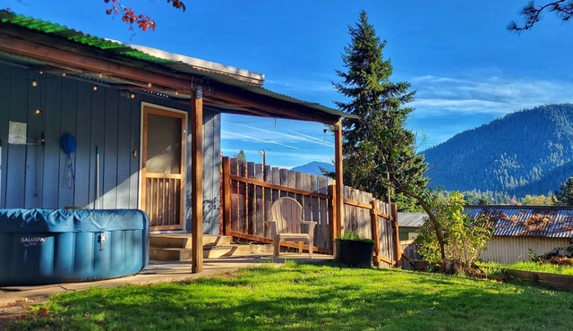 Enjoy Mountain Peak Views from Hot Tub in Uptown Oakridge 2 Bdr
