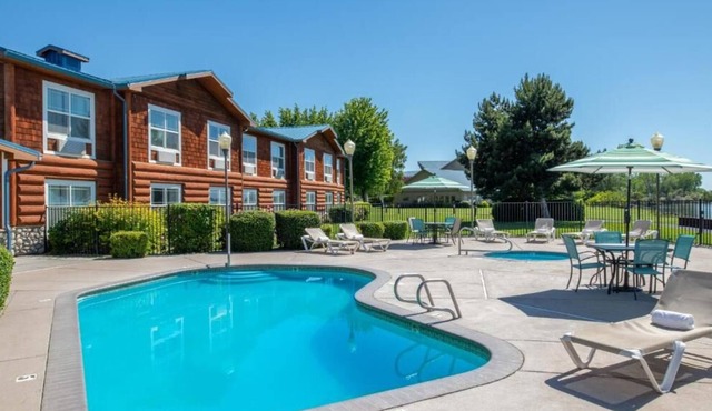 Enjoy Stunning Views Across the Columbia River! FREE Parking, Outdoor Pool!
