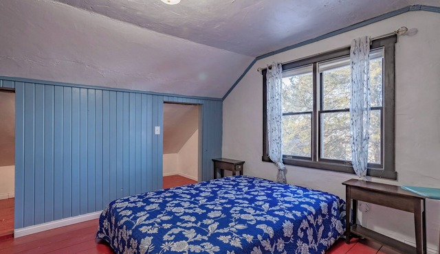 Enjoyable 4-bedroom farmhouse with AC in charming Mount Carroll