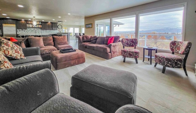 Entertainers Dream w/Private Pool & Theater Room!