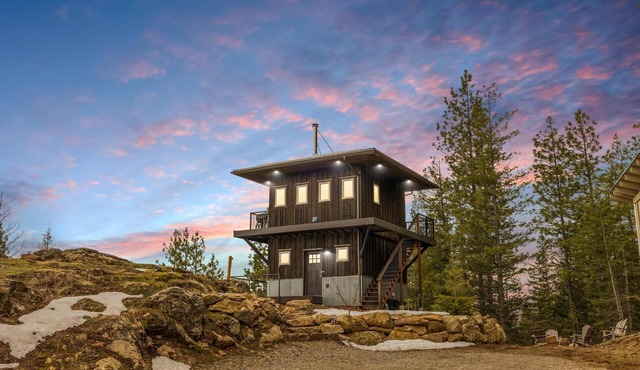 Escape to Serenity: Lookout Tower with Hot Tub, near Schweitzer and Dog-Friendly