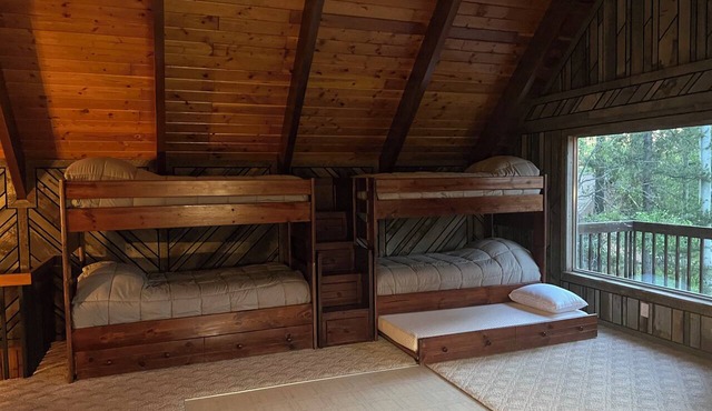Escape to the Mountains: Lodge with Stunning Views
