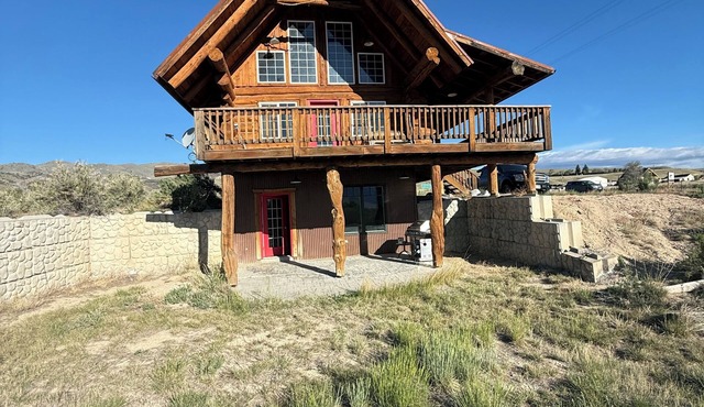 Escape to this quaint cabin in picturesque Silver Star. Pet friendly.
