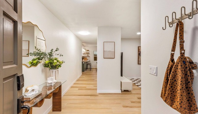 Escape to this spacious NW Portland retreat featuring comfortable accommodations, a private setting, and easy access to Nike, Intel, downtown Portland, parks, dining, and shopping. Perfect for families, groups, and extended stays.