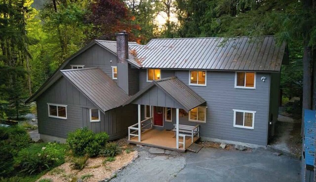 Evergreen Lodge Expansive Group Retreat- Fire Pit and BBQ, Sleeps 24
