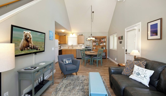 Exceptional 3-bedroom house walking to beach & Glen Arbor, with AC & WIFI