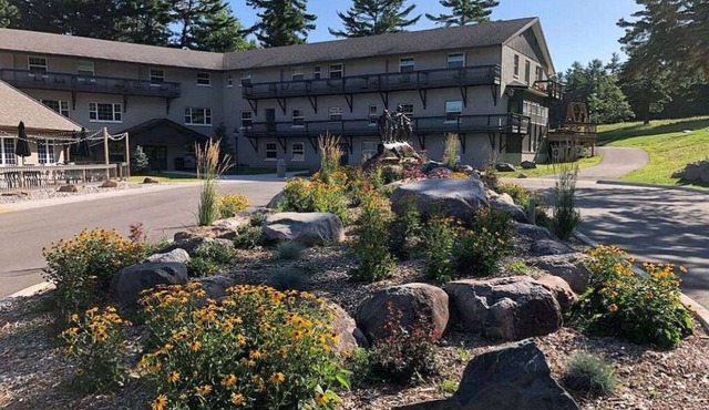 Exclusive Upper Cedar Haus Escape | Scenic Views