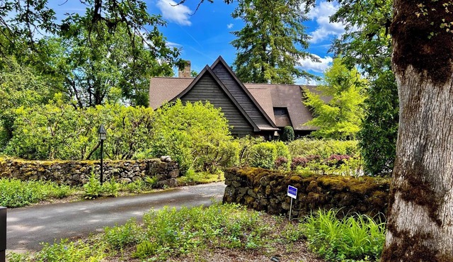 Executive ADU overlooking 9th Fairway at Oswego Lake Country Club. 31+ days min.