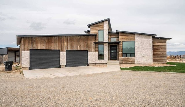 Expansive Basement Suite w/Horses and Arena