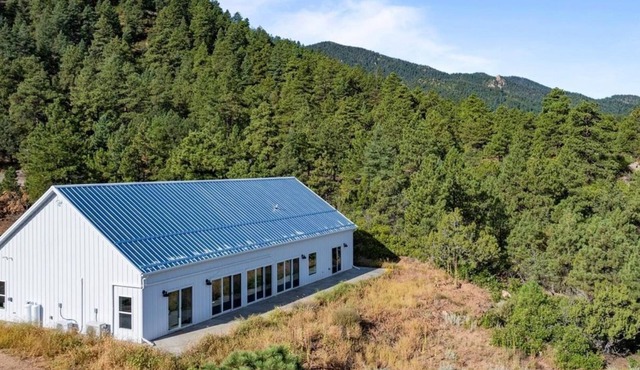 Expansive mountain panoramas with 3 Bed/3 Bath and Great Room for Entertaining