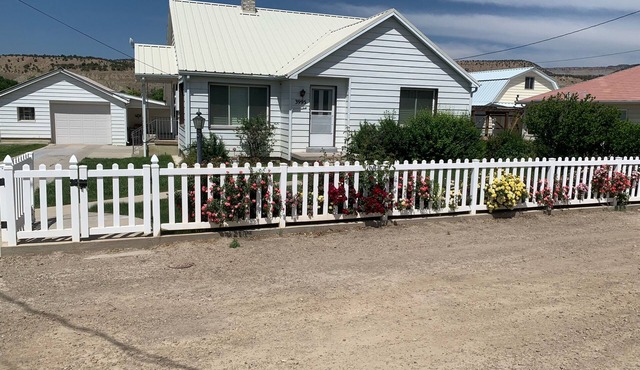 Experience Helper Charm - Spacious 4-bedroom Retreat
