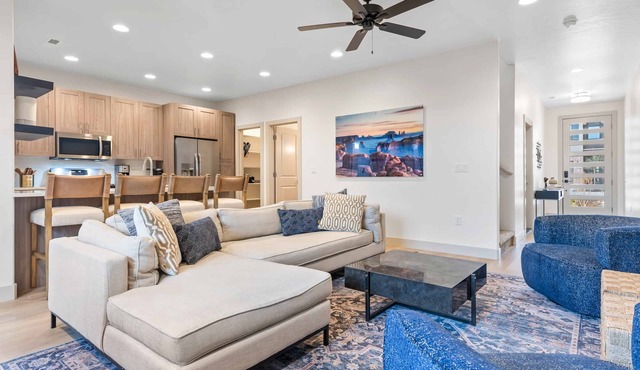 Fairway Getaway #55: Community pool and pickleball. Great location!