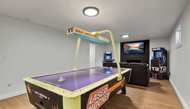 Fam Fun! 12 Plus! Arcade Games! Hot Tub! 5 min 2 Dwntwn!
