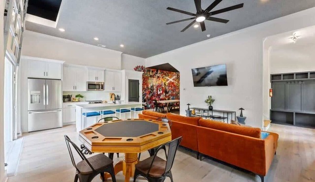 Family 4BR Retreat | Hot Tub & Arcade | Near City