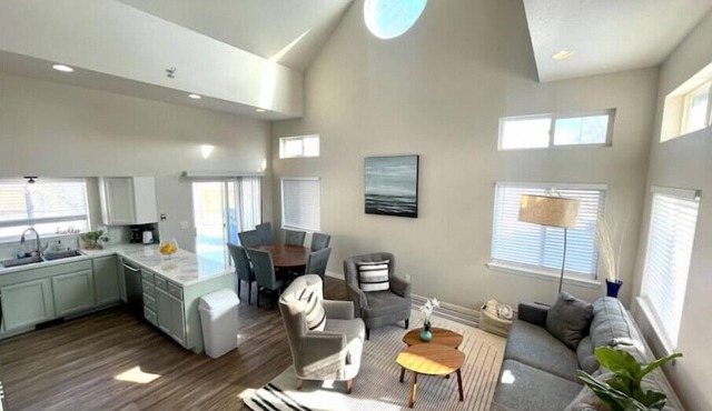Family-Friendly 4BR + Loft - Sleeps 10 in Town!