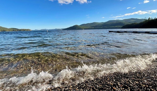 Family‑Friendly Bungalow & Bunk House Sleeps 10 Steps from Priest Lake
