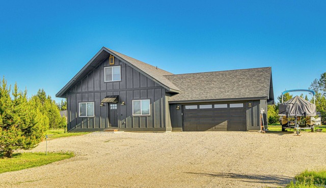 Family-Friendly Donnelly Home w/Private Hot Tub!
